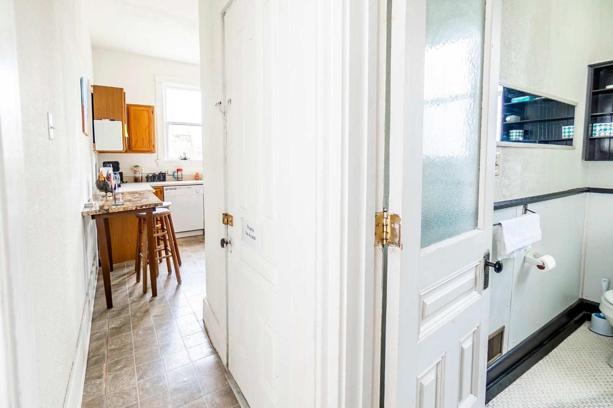 Step Back In Time Charming Victorian With Modern Amenities Apartamento Homestead